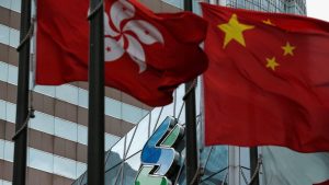 中国国旗と並ぶ香港の旗