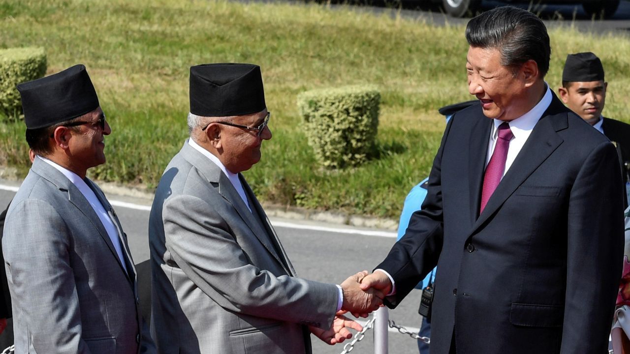 習近平とネパール首相K.P.シャルマ・オリが握手
