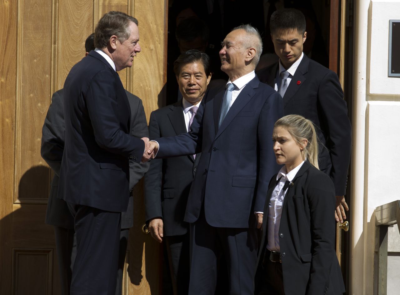 中国副総理劉鶴が米通商代表ライトハイザーと握手