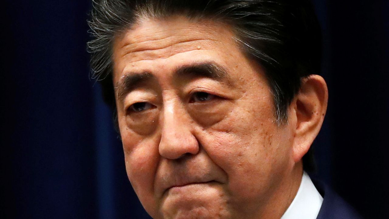 新型肺炎感染拡大に対する対策巡り会見する安倍首相（写真:ロイター/アフロ）