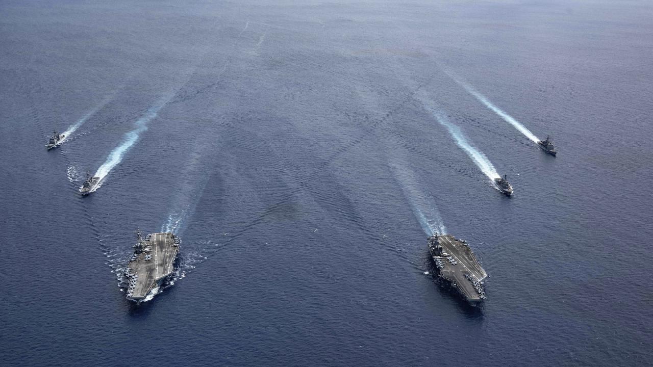 南シナ海で隊列を組む米海軍（提供：U.S. Navy/AP/アフロ）