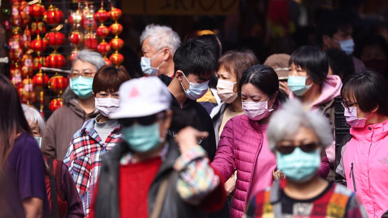 まもなく2021年春節、コロナ対策のマスクをしながら買い物する人々（写真：ロイター/アフロ）