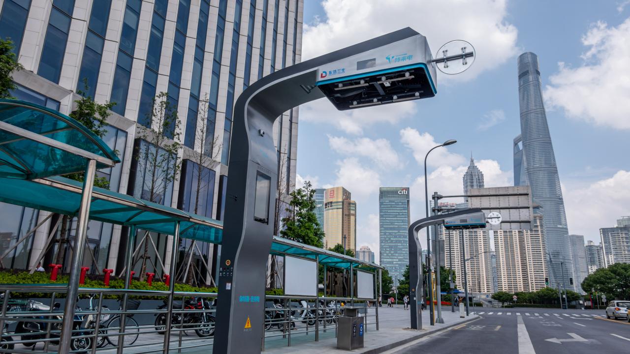 上海に設置された電気自動車の急速充電スタンド（写真：アフロ）