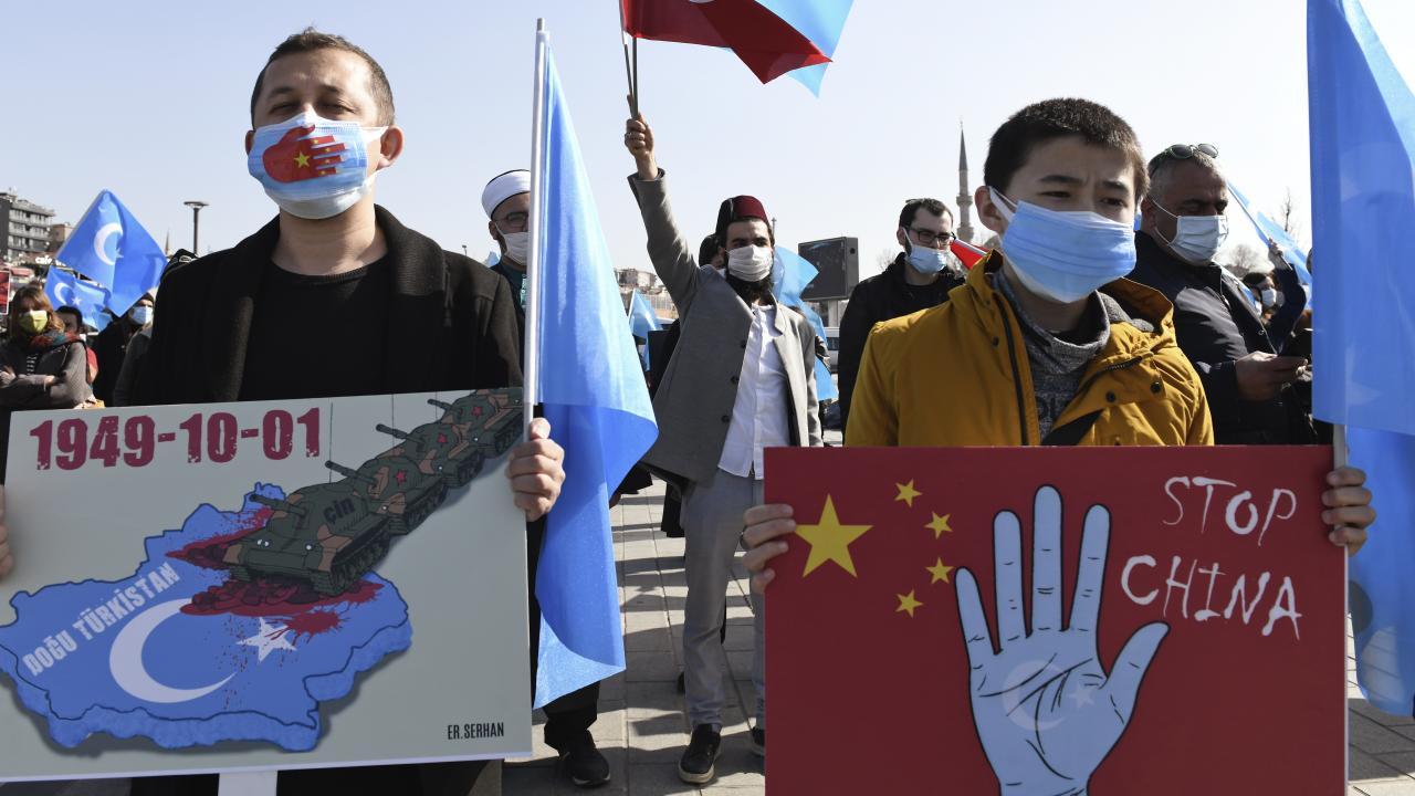 ウイグル人たちの中国政府への抗議デモ（写真：AP/アフロ）