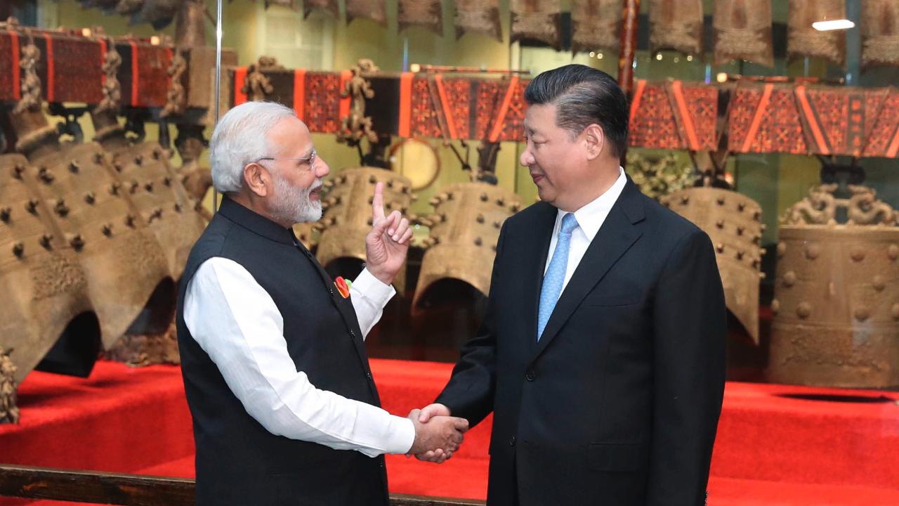 握手するインドのモディ首相と中国の習近平国家主席（写真:ロイター/アフロ）