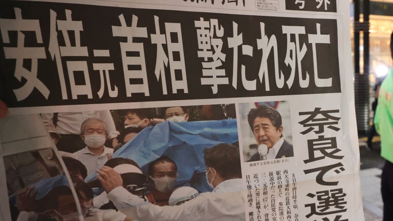 安倍元首相の訃報（写真:つのだよしお/アフロ）
