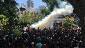 スリランカ経済危機でデモ隊が大統領官邸に突入（写真:ロイター/アフロ）