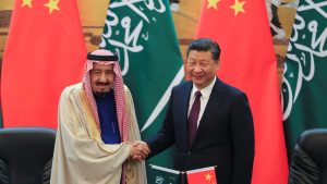 2017年、北京を訪問したサウジアラビア国王と習近平国家主席（写真:代表撮影/ロイター/アフロ）
