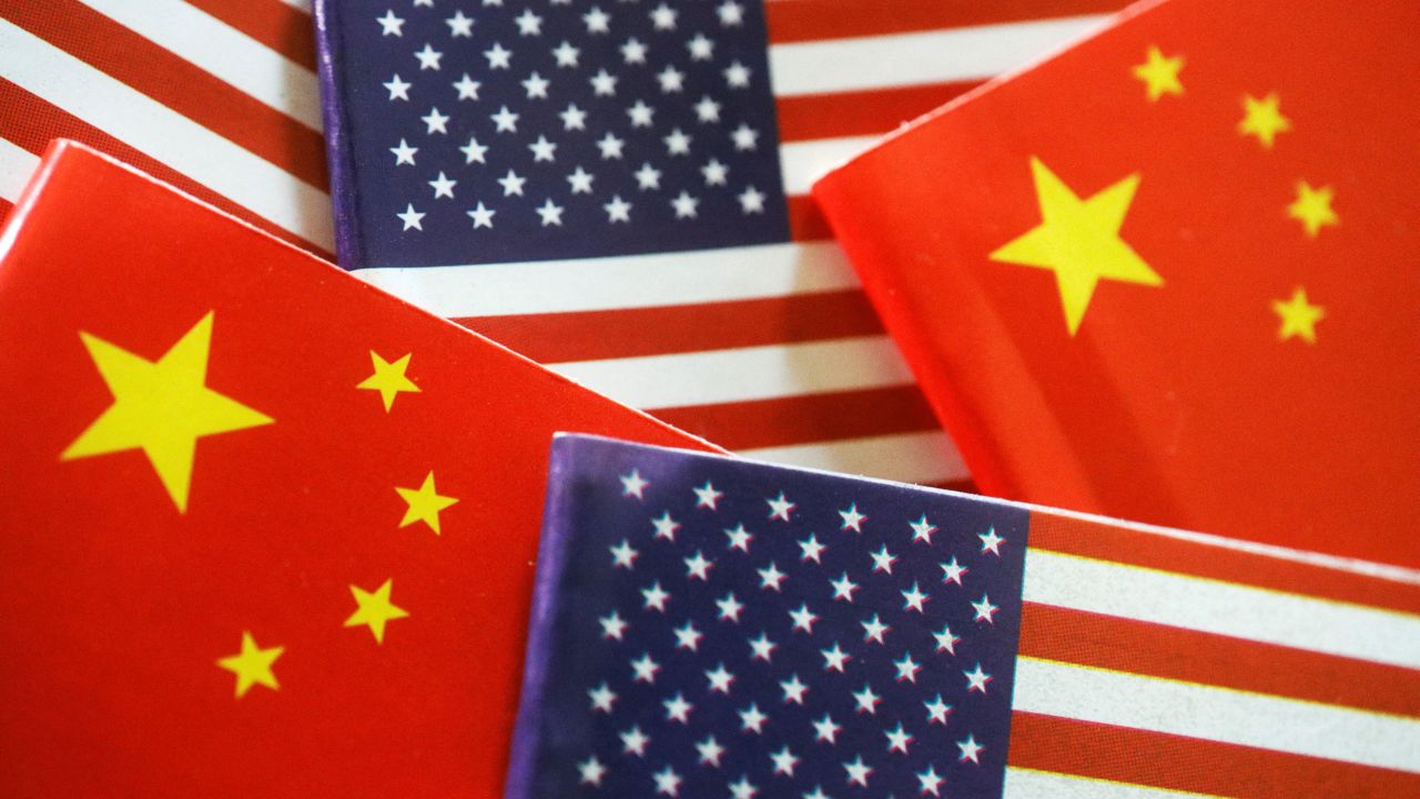 中国国旗とアメリカ国旗（写真:ロイター/アフロ）