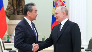 中国外交トップ王毅氏とプーチン大統領（写真:代表撮影/ロイター/アフロ）