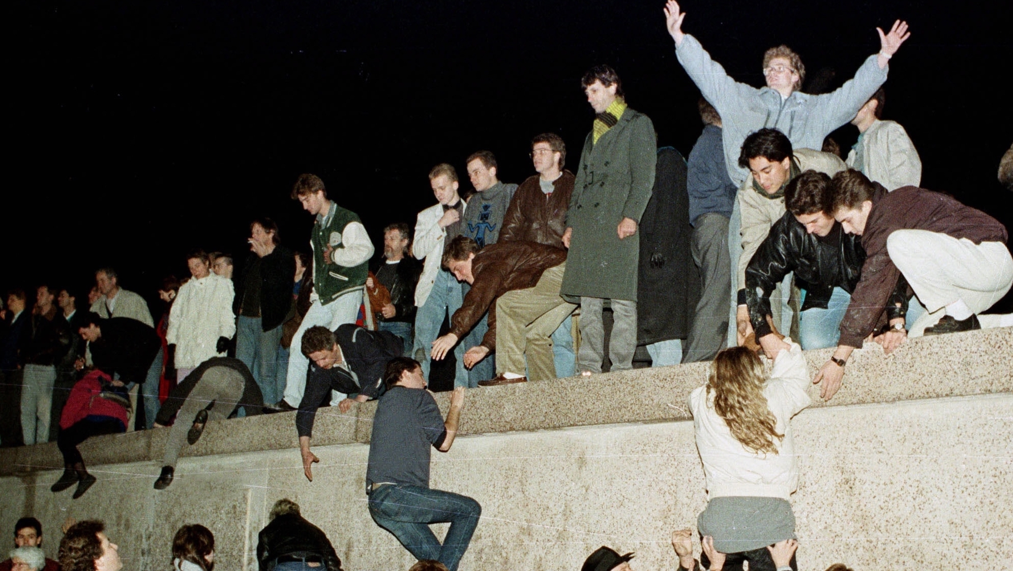 1989年、ベルリンの壁崩壊に歓喜する人々（写真:ロイター/アフロ）