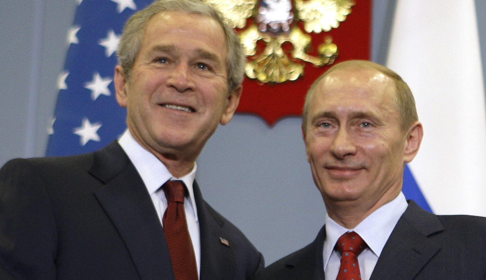 プーチン大統領にすり寄ったブッシュ大統領（写真:ロイター/アフロ）