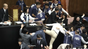 ５月１７日、大乱闘が展開された台湾の立法院議会（国会）