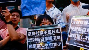台湾で展開された藍（国民党）白（民衆党）「国会改革案」に対する抗議デモ（写真:ロイター/アフロ）