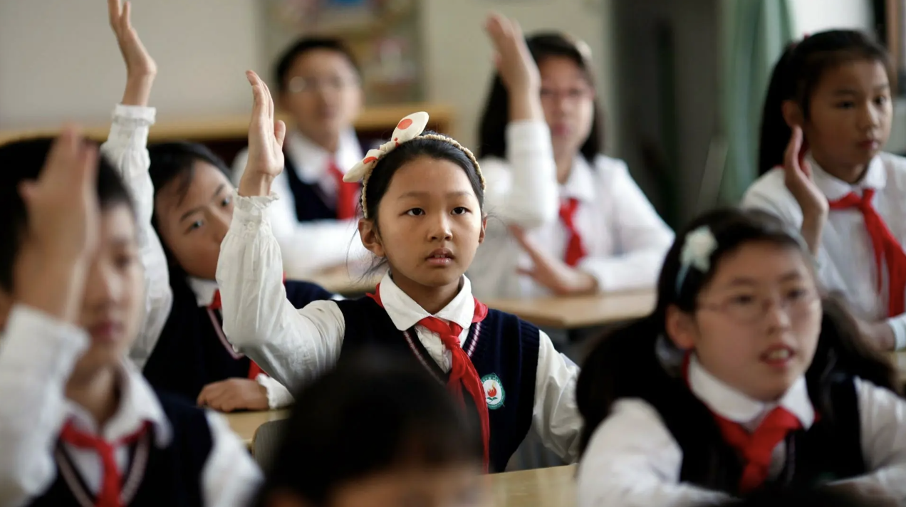 中国　少年先鋒隊の授業風景（写真:ロイター/アフロ）