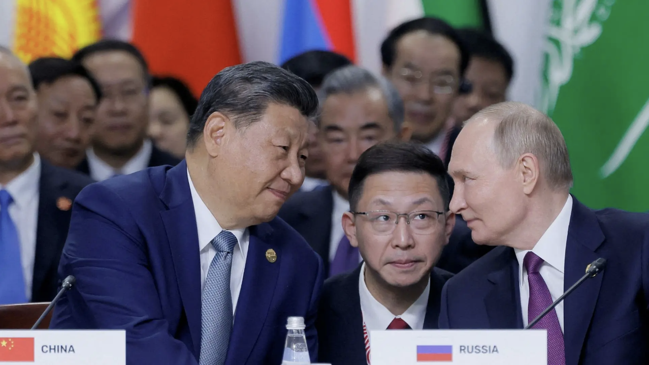 BRICS＋首脳全体会議で話をする習近平国家主席とプーチン大統領（写真:代表撮影/ロイター/アフロ）