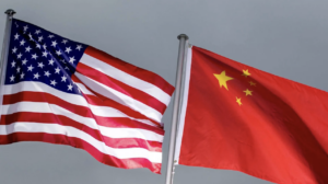 「新産業」で勝負する米中両国の国旗（写真:アフロ）