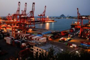 Containers and equipment are seen at the Port of Keelung, （写真：ロイター/アフロ）