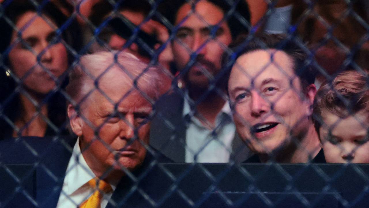 米総合格闘技を観戦するトランプ大統領とイーロン・マスク氏(写真:Imagn/ロイター/アフロ)