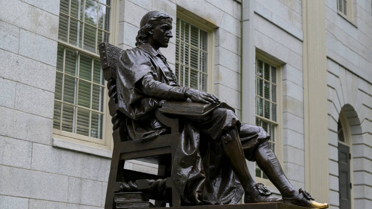 ハーバード大学にある創設初期の献金者John Harvard の肖像（写真:ロイター/アフロ）