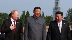 9月3日「抗日戦争勝利80周年記念」軍事パレードに向かう習近平国家主席とプーチン大統領と金正恩総書記。天安門楼閣以外でも仲良し3人組（写真:代表撮影/ロイター/アフロ）
